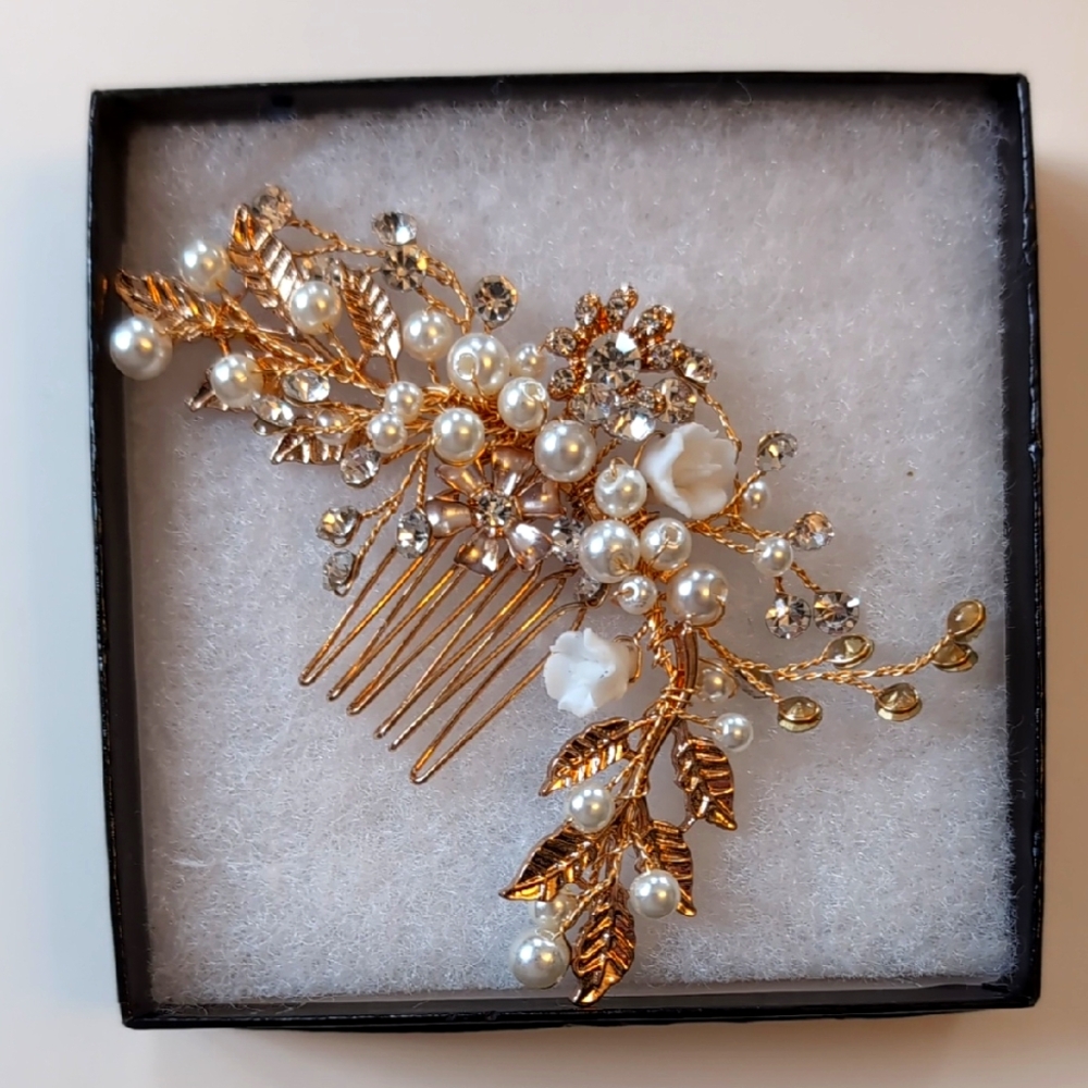Elegant Gold Floral Hair Comb